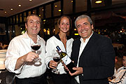 Aurelio Tomarellio (li.), hier mit Schauspielerin Lara Joy Körner und Winzer Giuseppe Negro (re.) (Foto: Hannes Magerstaedt, www.magersaedt.de)
